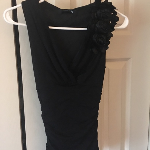 Beautiful NWOT black v-neck Rose top - Picture 4 of 7